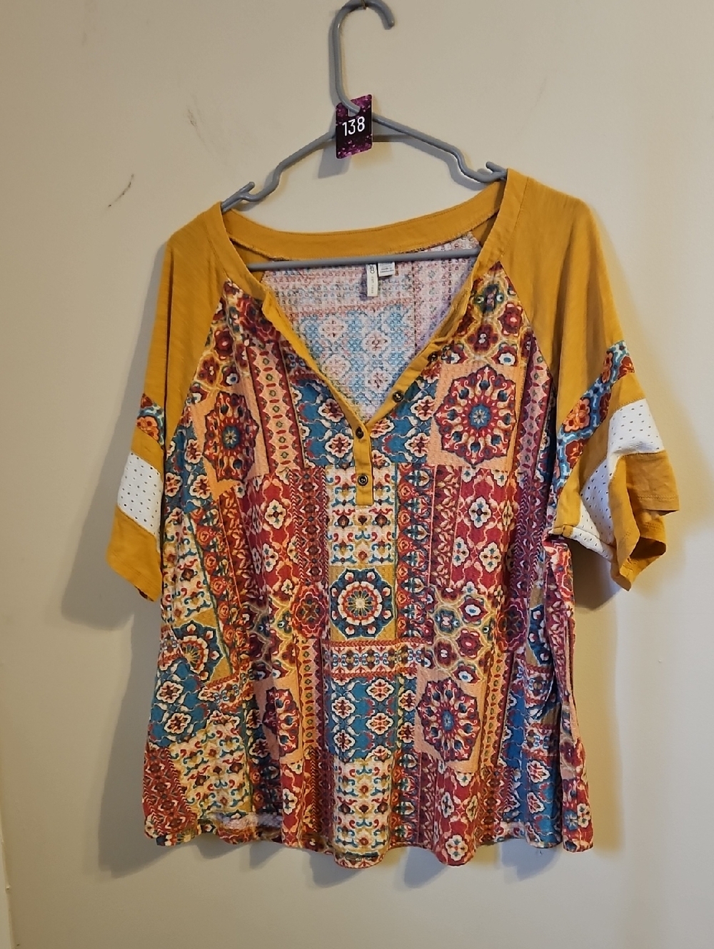 Cato Patterned V Neck Short Sleeve Top. In EUC